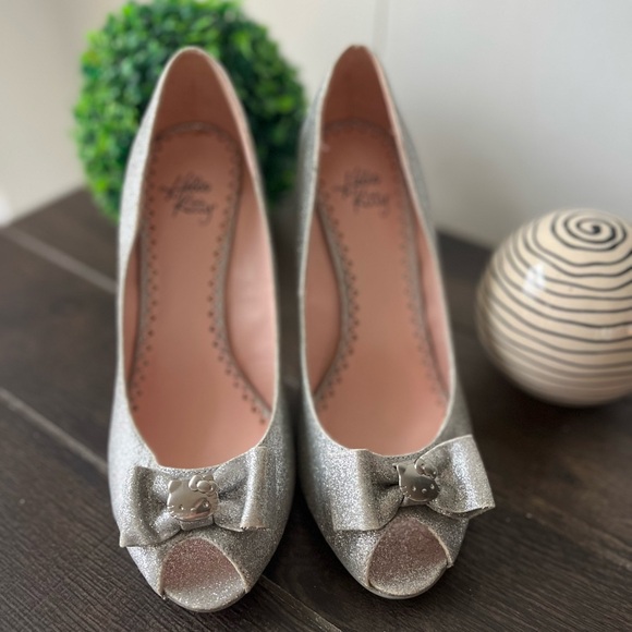 Hello Kitty Shoes - Hello Kitty Glittery Silver Bow Heels Peep Toe Charms Size 9